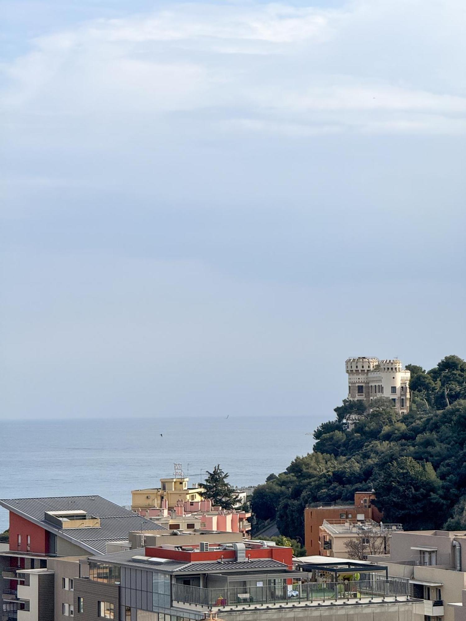 Coquet Avec Le Terrasse Sur Le *